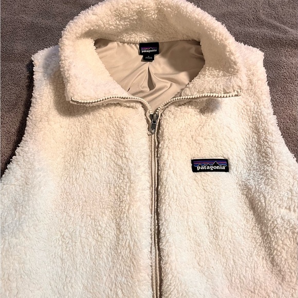 White L Patagonia fuzzy white vest - Picture 3 of 5